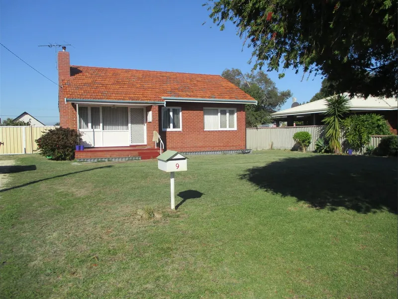 Cute, Cosy, Cottage - Great Location!!