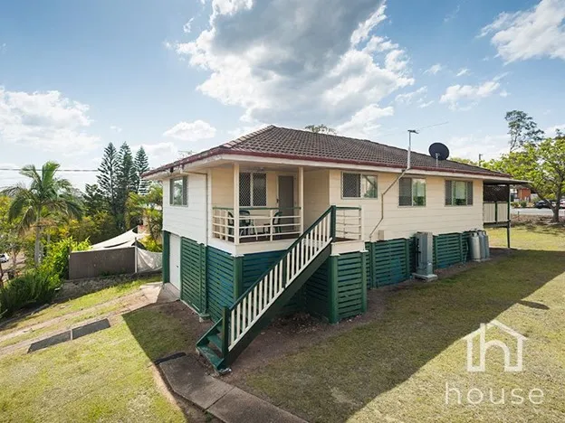 AWESOME value lovely home boasting a fantastic Deck + BRAND NEW kitchen, Love it!