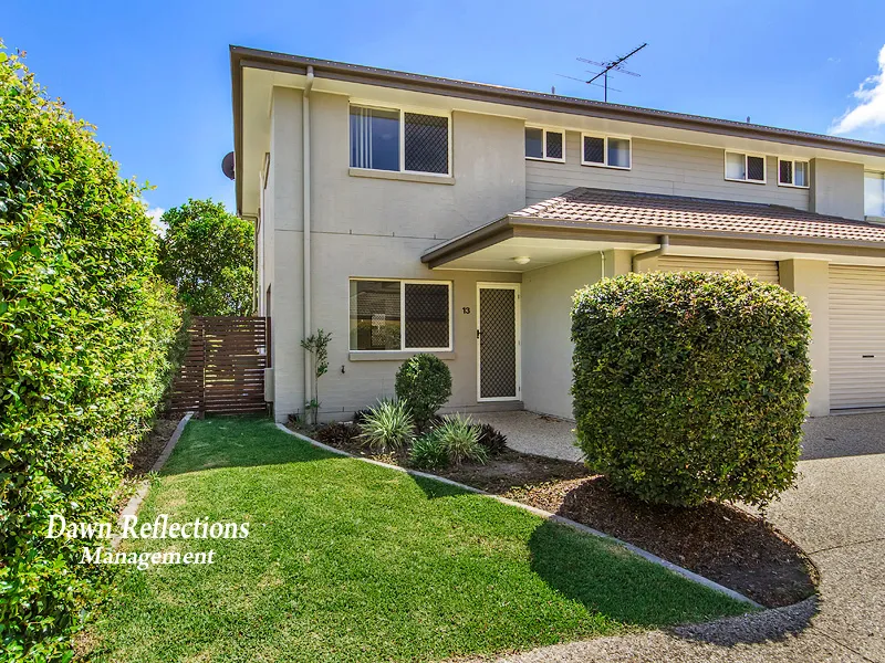 XL 3 BEDROOM 2 BATHROOM TOWNHOUSE, MODERN DECOR & GRASSED BACK YARD