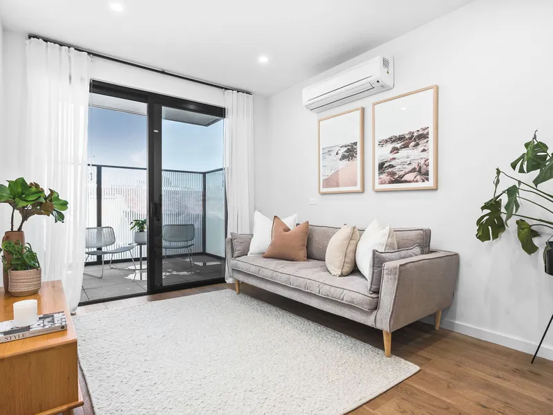 Stylish 2 bedroom apartment in heart of Carnegie!