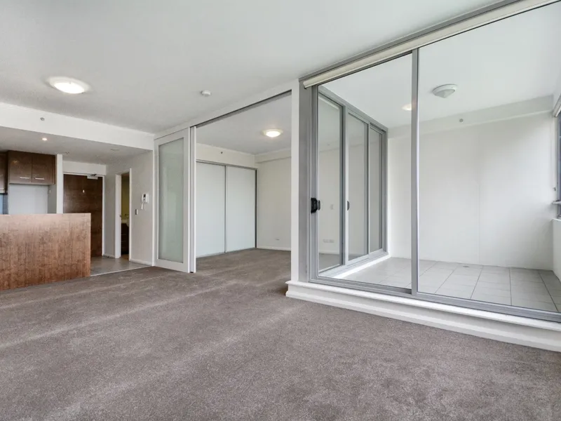 ENORMOUS ONE BEDROOM PLUS SUNROOM IN THE HEART OF BONDI JUNCTION