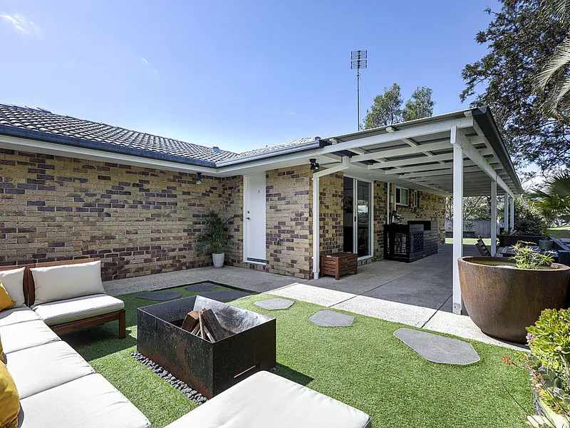 Renovated single level duplex with oversized sun-drenched yard