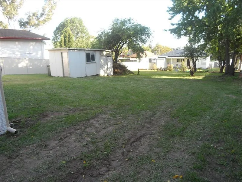 HUGE BLOCK! 1100m2 Battleaxe Block.