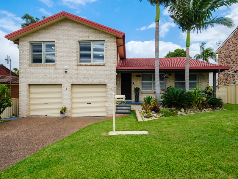 LARGE FAMILY ENTERTAINER WITH MOUNTAIN VIEWS