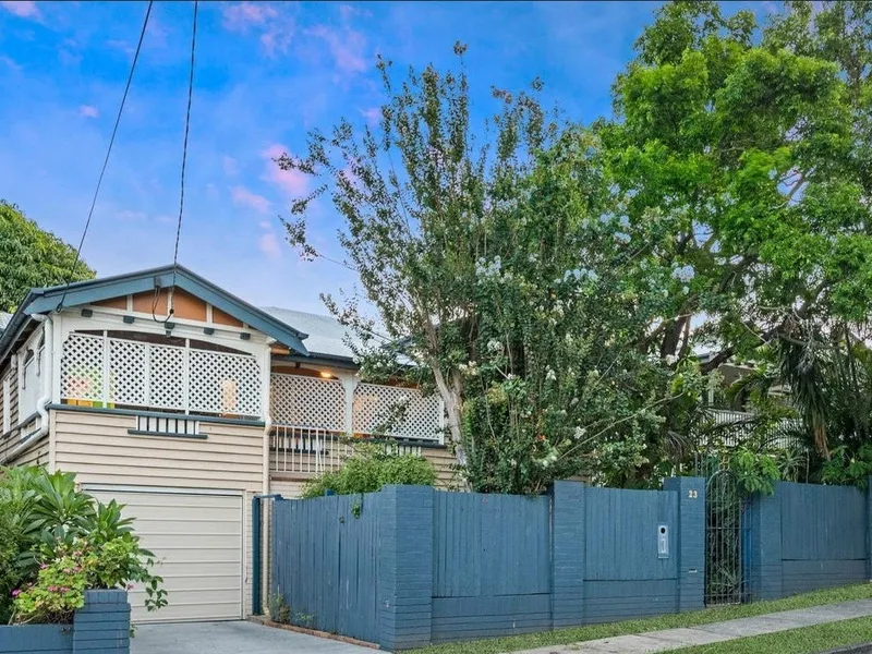 A stylish 3 Bedroom Queenslander with duel access