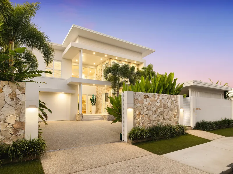 Palm Springs Family Entertainer with Stunning Skyline Views