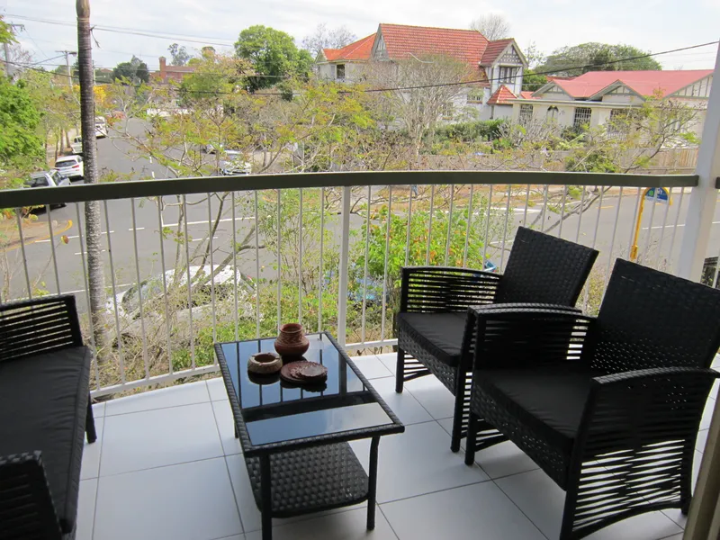 EXTRA LARGE, IMMACULATE, 2 BEDROOM ENSUITE APARTMENT IN SMALL BLOCK. OVERLOOKS $2M+ HOUSES AND TOOWONG STATE SCHOOL