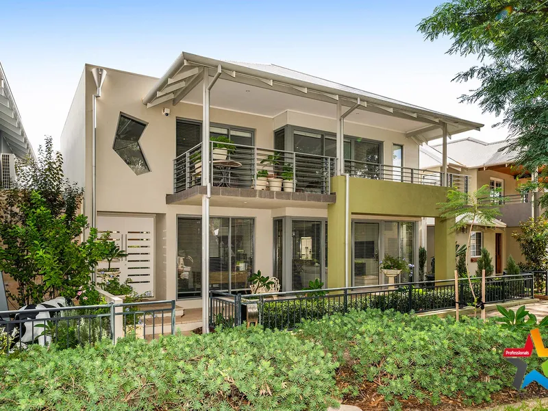 EXECUTIVE - STYLE WOODBRIDGE STUNNER!