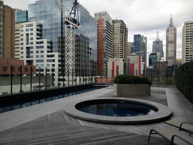 Bright 2 Bed 2 Bath Apartment at competitive price with car space!