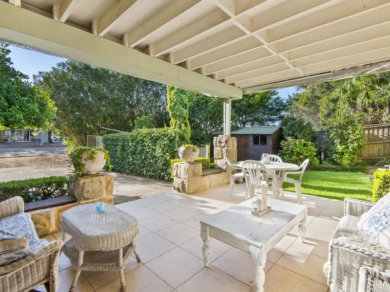 FULLY FURNISHED 2 BEDROOM LOWER DUPLEX