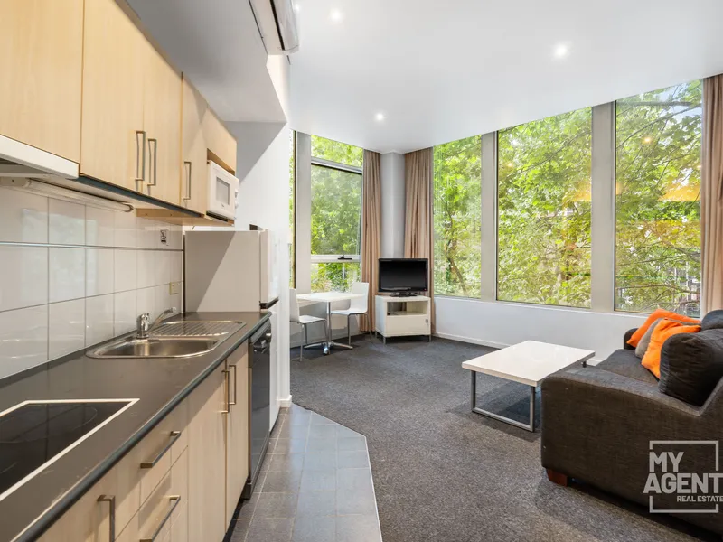 Large Fully furnished Apartment on Flinders Lane