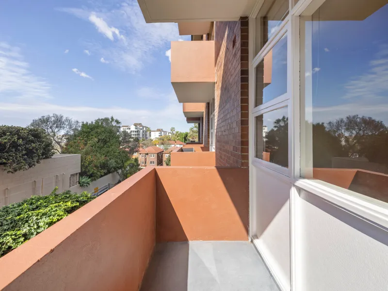 Well-lit studio apartment with balcony, stroll to harbour