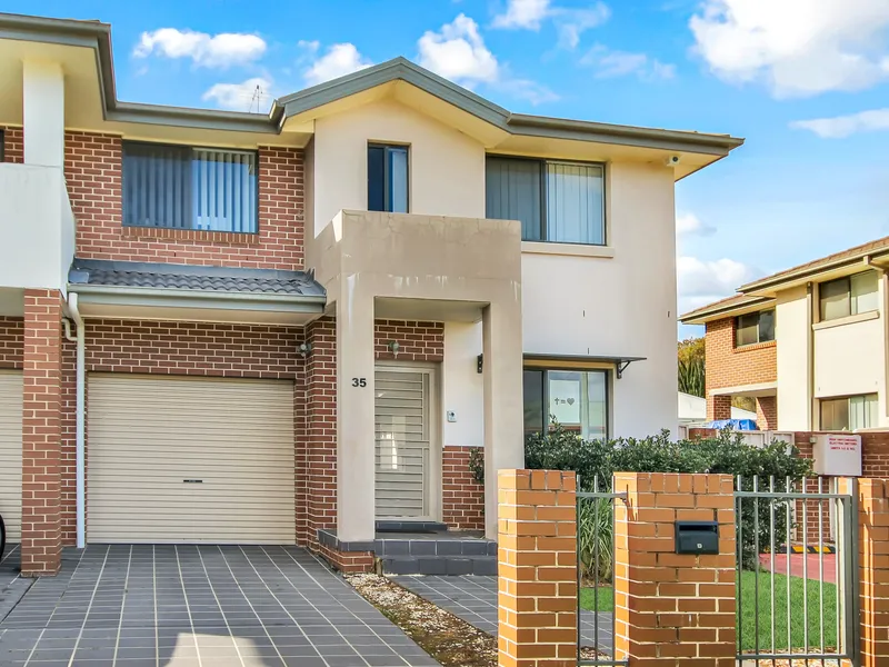 Massive Ultra Modern Town Home In A Sort After Locale!