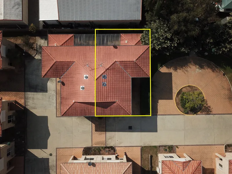 BEAUTIFULLY PRESENTED TOWNHOUSE – WALKING DISTANCE TO EVERYTHING!