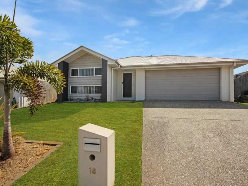 Beautiful lowset home with fully fenced yard!