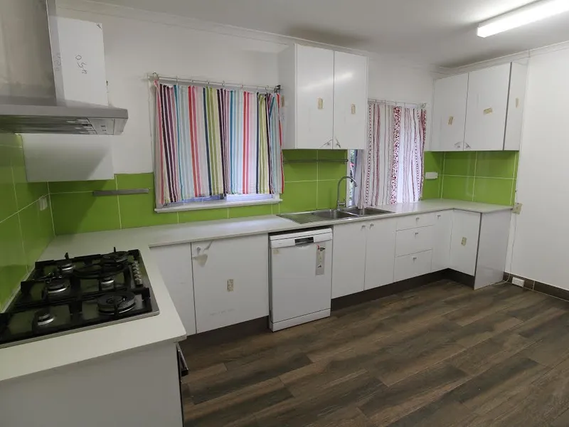 CAVITY BRICK COTTAGE LOCATED IN QUIET STREET IN UPPER MOUNT GRAVATT