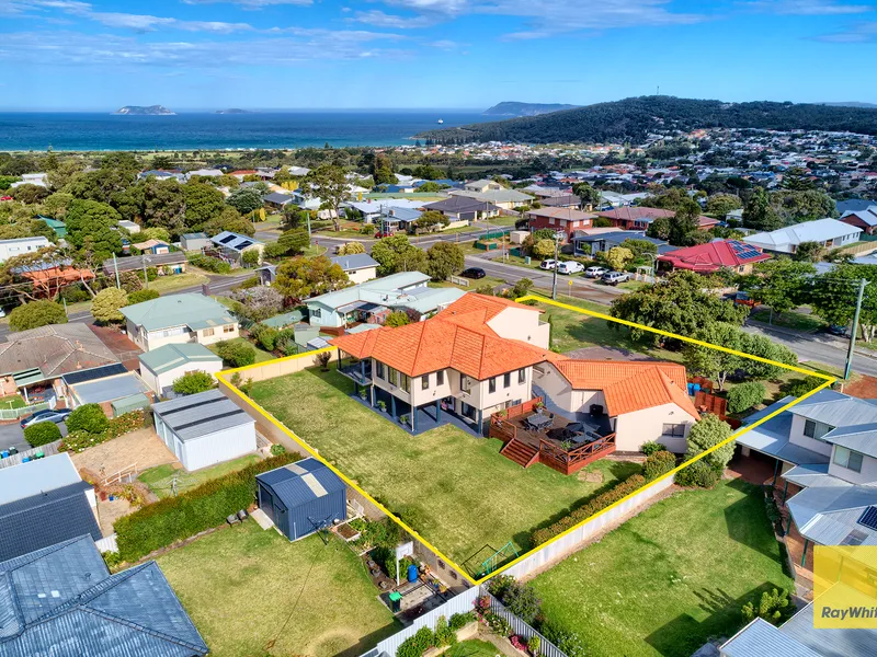 STRIKING MIRA MAR COASTAL RESIDENCE