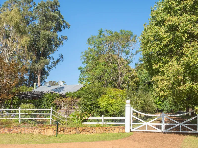 THE CHARMS OF COUNTRY LIVING
