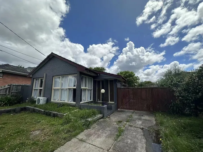 Open plan living area, 5 bedrooms, 3 bathrooms and 4 car parking