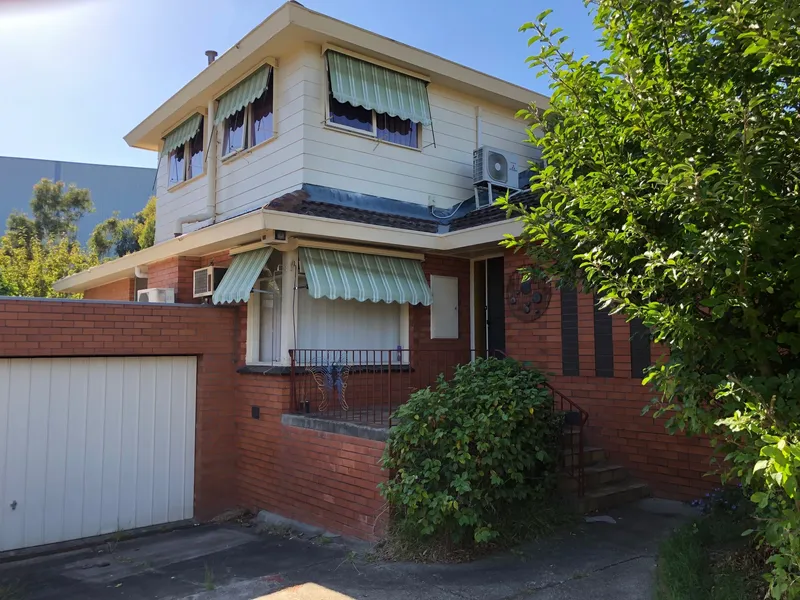 ULTRA-CONVENIENT LOCATION - WALK TO TRAMS & BURWOOD ONE!