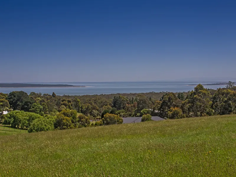 LIFESTYLE ACREAGE WITH SPECTACULAR BAY VIEWS!