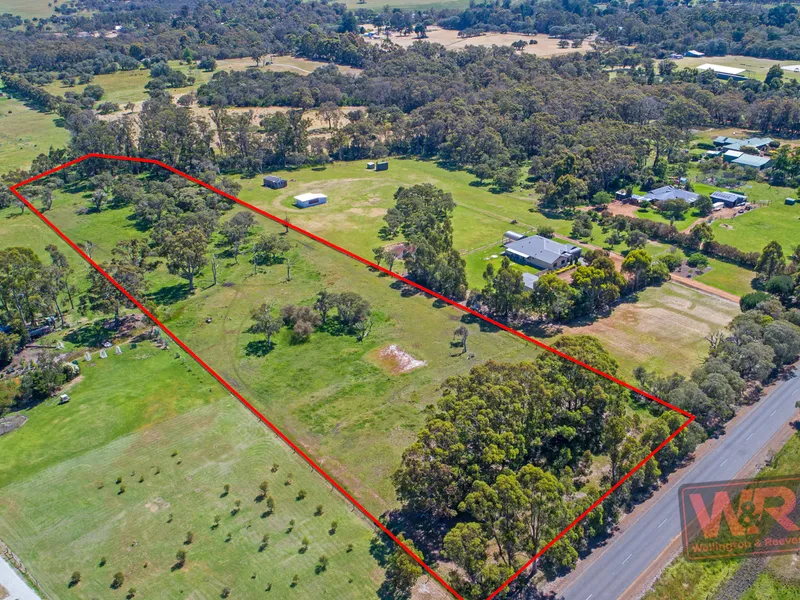 ENJOY THE RURAL LIFESTYLE DREAM