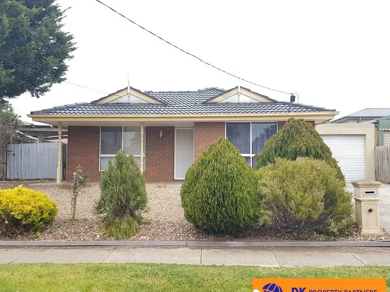 38 Maple Crescent Hopper crossing 3 beds 2 baths 2 cars