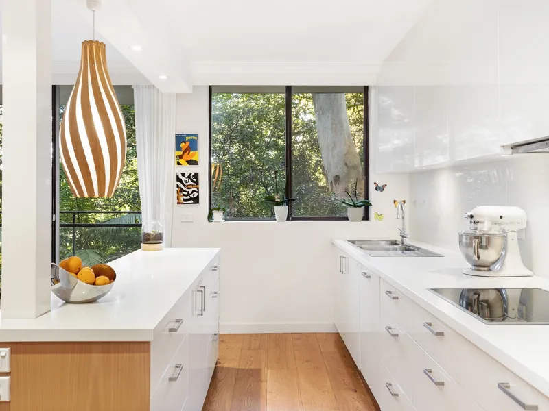 STUNNING EXECUTIVE APARTMENT IN THE HEART OF WOOLLAHRA OFFERS TRANQUIL LEAFY OUTLOOKS, EASY LEVEL ACCESS & OFF STREET SECURITY PARKING.