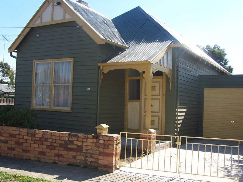 LOVELY THREE BEDROOM COTTAGE CLOSE TO ALL AMENITIES