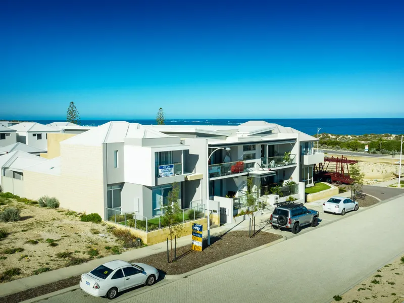 Sensational Location. Minute walk to the beach, Cafe etc, Stunning Ocean Views!! Closest home to the Beach.