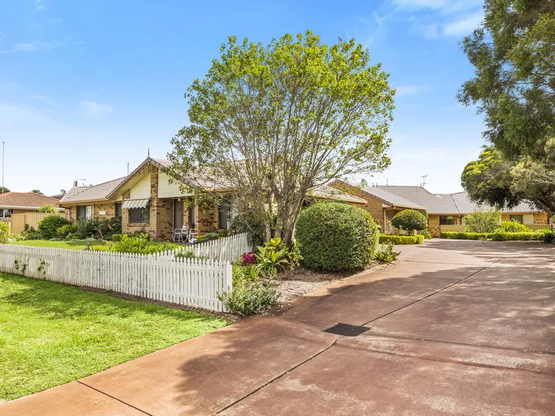 'Paradise' - Well-Kept Unit Minutes from Westridge