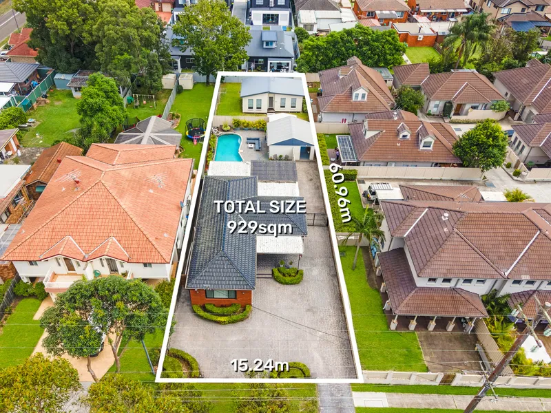 PERFECT ENTERTAINING FAMILY HOME OR INVESTMENT OPPORTUNITY WITH DEVELOPMENT POTENTIAL(S.T.C.A) - Land Size 15.24m x 60.96m = 929m2(approx.)