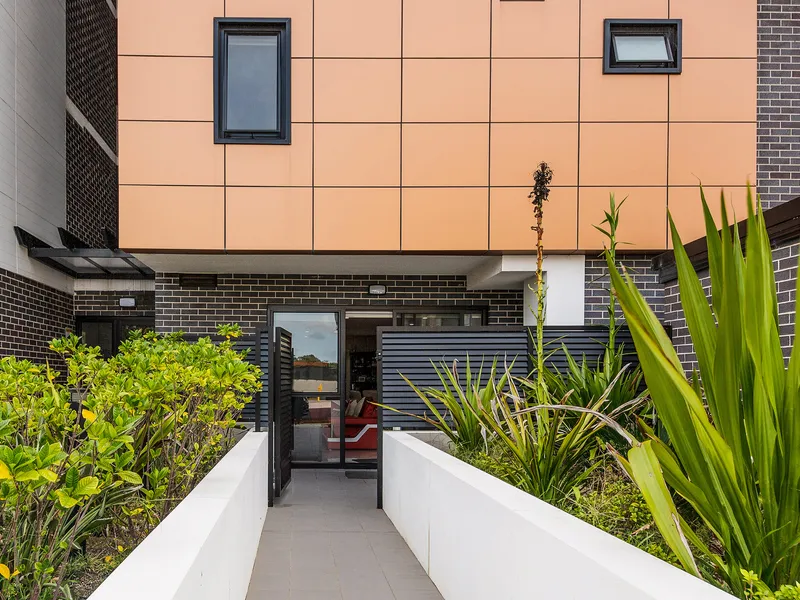 HUGE GROUND FLOOR UNIT SET ON 272M2