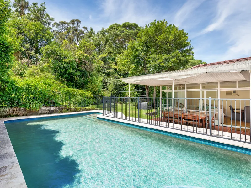 SPACIOUS FAMILY HOME WITH SWIMMING POOL