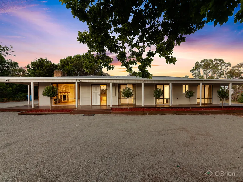 HOUSE + BUNGALOW ON 2.5 ACRES!