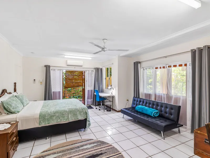 Lovely Furnished & Self-Contained Apartment With Big Yard - BILLS INCLUDED, Close To City