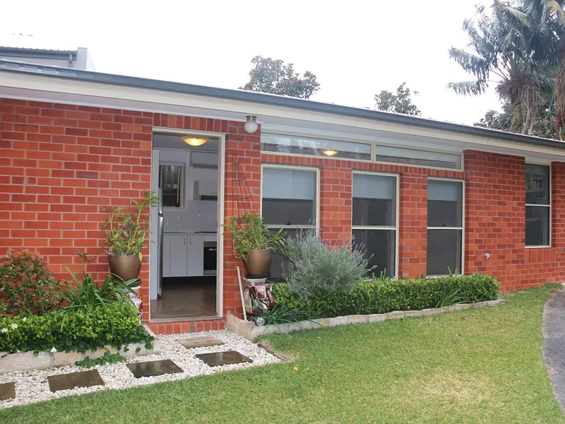 GRANNY FLAT Light & Bright One Bedroom SO CONVENIENT - small Pet Friendly