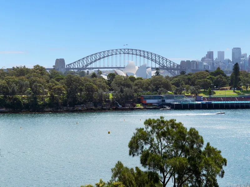 Spacious art deco apartment with spectacular harbour, bridge and Opera House views