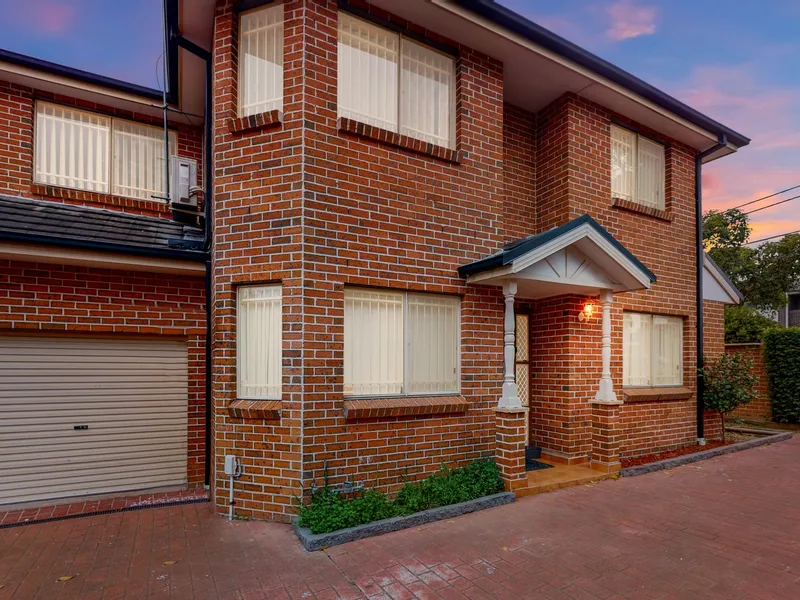 Street facing duplex style townhouse with easy in/outdoor entertaining