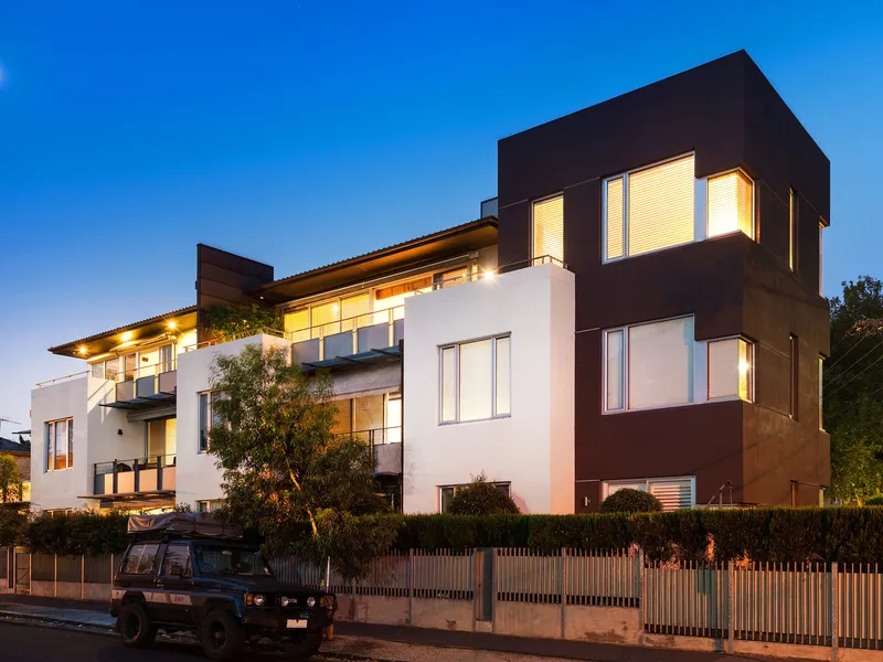 FUNKY NEO-METRO 2 BEDROOM APARTMENT IN CAFE PRECINCT OF ST KILDA