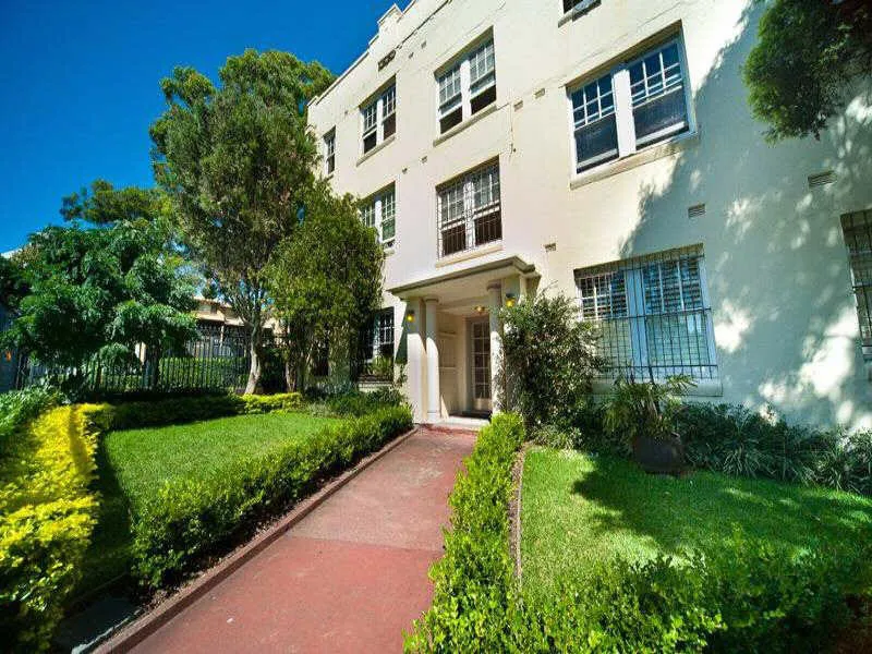 TOP FLOOR DESIGNER APARTMENT STUNNING FURNISHED CITY AND HARBOUR VIEWS