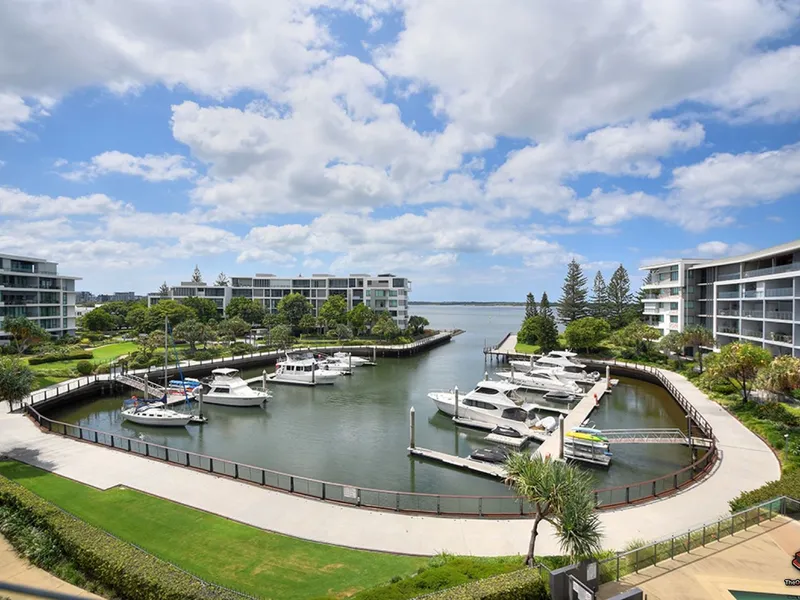 LUXURY APARTMENT WITH STUNNING BROADWATER AND MARINA VIEWS IN ALLISEE