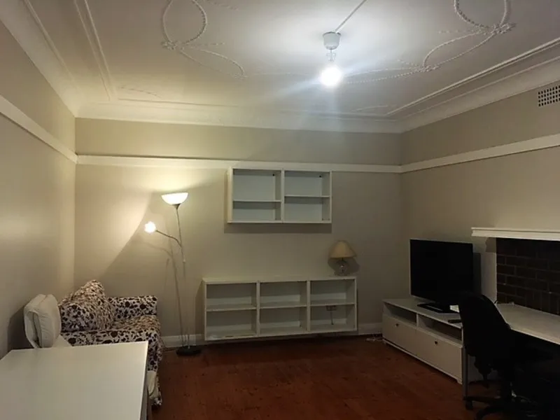 LARGE ONE BEDROOM APARTMENT NEAR SHOPS