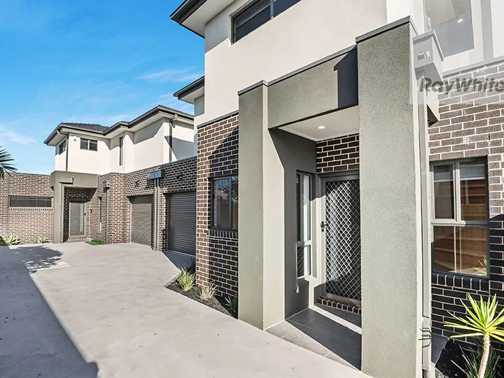 STUNNING TOWNHOUSE, QUALITY LIVING!