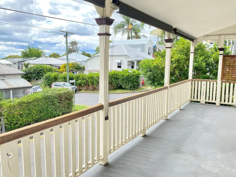 Red Hill Queenslander with swimming pool!