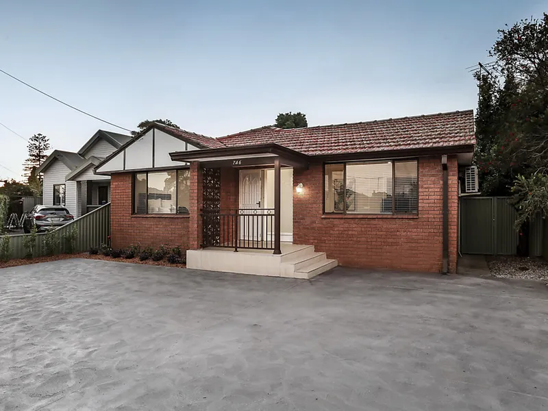 Contemporary residence for immediate enjoyment