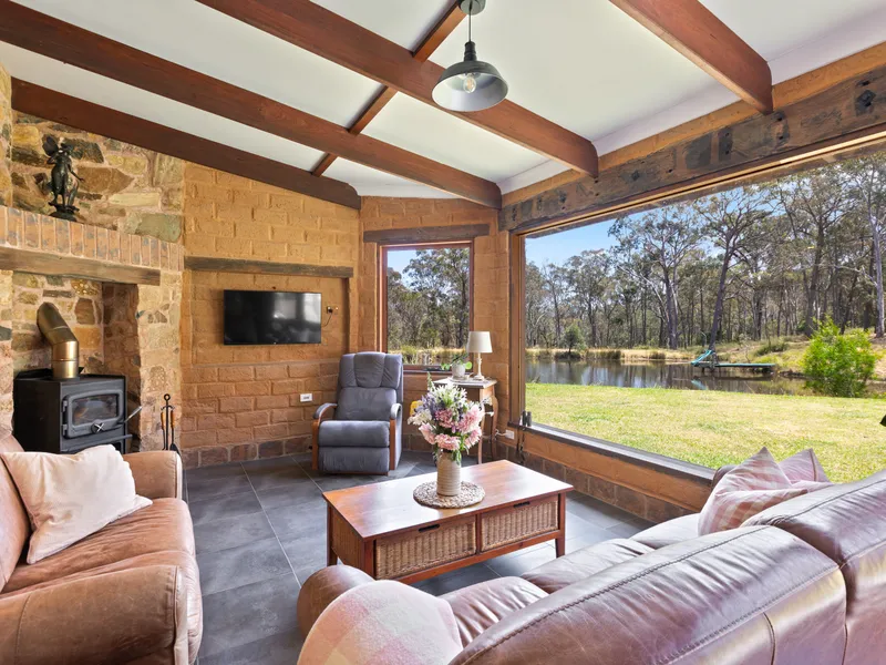 Modern, hand-crafted mudbrick, off-grid, sustainable living - 10 minutes to Bega!