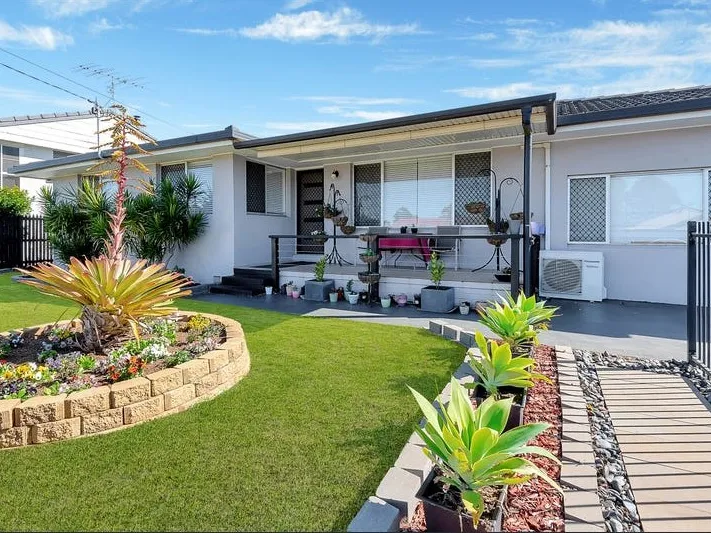 HUGE DECK | ACCESS TO REAR | ON PARK!