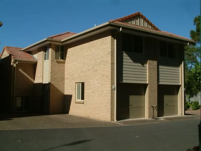 Three Bedroom Townhouse with Solar Panels, Solar Hot Water + Air Conditioning