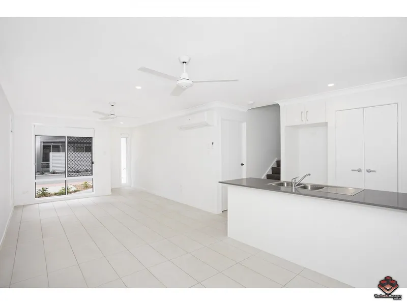 3 BED, A/C, MINUTES TO GATEWAY Large living space unit, gas cooktop, covered patio